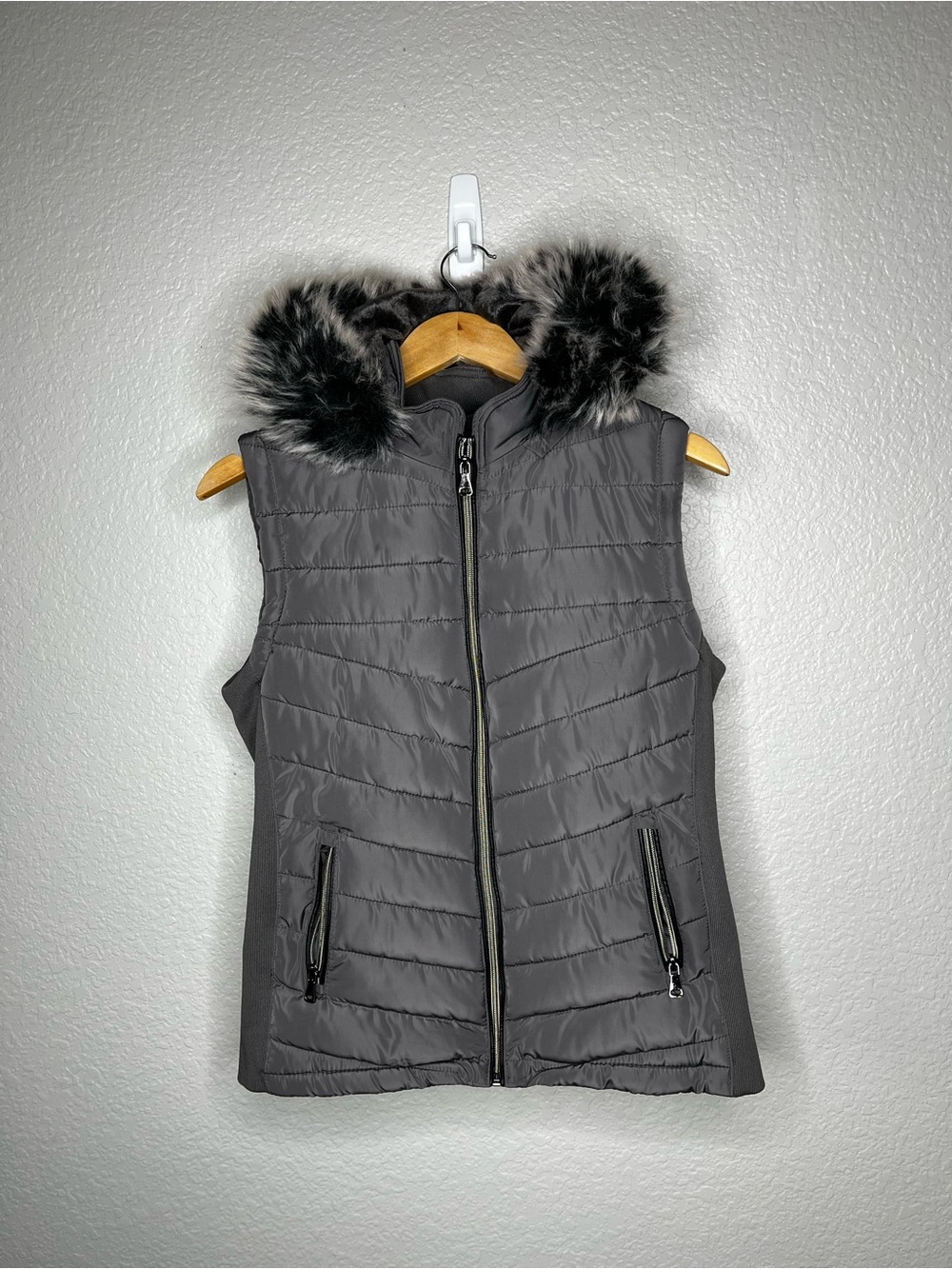 YMI Collection Gray Quilted Puffer Vest Faux Fur Hood Women’s Medium